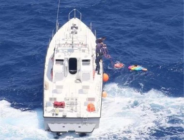 ΔΕΙΤΕ: οι συγκλονιστικές φωτογραφίες της διάσωσης γυναίκας στη Κρήτη που βρίσκονταν επι 20 ώρες στη θάλασσα